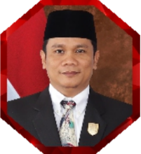 Bengkulu, - Ketua Komisi II DPRD Provinsi Bengkulu Jonaidi menyampaikan bagaimana Provinsi Bengkulu harus lebih berani menunjukkan potensi daerah agar bisa bersaing untuk mendapat perhatian Pusat. Dirinya menilai bahwa potensi Bengkulu sangatlah banyak dan tugas berat bersama mendorong pusat agar mampu mengakomodir pembangunan-pembangunan strategis di Bengkulu melalui kebijakan nasional. "Bahkan tol kita saja mangkrak, baru batas ke Bengkulu Tengah. Kita bayangkan alangkah susah negara memberikan ruang untuk Bengkulu. Artinya gubernur dan semuanya harus mendorong pusat, maka penguatan DPR RI harus kuat, untuk proyek nasional di Bengkulu ini," beber Jonaidi "Bagaimana mereka bertarung dengan lainnya, merebut anggaran di sana. Maka ini jadi tugas berat gubernur, ini harus disadari, ini harus kita jebol. Jangan salah, kenapa Inggris bangun benteng terbesar di Asia di Bengkulu?? Gak mungkin asal asalan saja, pasti ada dasarnya," papar politisi Gerindra ini.