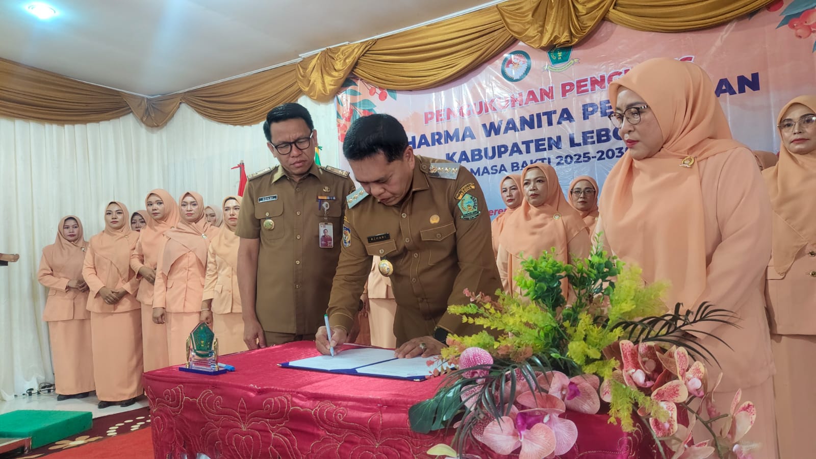Bupati Azhari Kukuhkan Pengurus DWP Lebong Periode 2025-230, Berikut Harapan Nya Lebong, rakjat.com- Bertempat di gedung Dharma Wanita Persatuan (DWP), Kecamatan Lebong Utara, Kabupaten Lebong, Provinsi Bengkulu, Bupati Lebong H. Azhari, SH, MH Kukuhkan Pengurus Dharma Wanita Persatuan (DWP) Kabupaten Lebong Periode 2025-230. Dalam sambutan Bupati Lebong H. Azhari, SH, MH, menyapaikam selamat kepada Pengurus Dharma Wanita Persatuan Kabupaten Lebong yang sudah resmi di kukuhkan pada hari ini. "Saya ucapkan selamat kepada pengurus Dharma Wanita Persatuan Kabupaten Lebong yang telah resmi di bentuk masa bakti 2025-2030." Kata Azhari. Lebih lanjut Bupati Lebong Azhari juga berharap kepada pengurus DWP yang baru di kukuhkan semoga selalu dapat mendukung suami dan saling bersinergi kepada Pemerintah Lebong. "Menurut saya ini sudah Paripurna, mulai dari PKK, GOW, dan Sekarang ini Pengukuhan Dharma Wanita Persatuan, ayo kita bersama-sama, kami di dukung sama istri, di rumah adalah sebagai istri kami masing-masing, tetapi dalam keseharian di kantor mereka adalah ketua dari pengurus masing-masing", ujar Bupati Azhari. Sementara itu ketua Dharma Wanita Persatuan Kabupaten Lebong, Norawati Donni, S.Pd., menyampaikan bahwa pihaknya telah menyiapkan sejumlah program prioritas yang fokus pada peningkatan kesejahteraan keluarga ASN. Program prioritas kami untuk memajukan kesejahteraan para kalangan di ASN, dimulai dari ibu-ibu DWP itu dulu yang kami laksanakan, kemudian baru kami masuk ke kalangan masyarakat,” ujarnya. Ia menambahkan, DWP Lebong juga akan lebih aktif dalam bidang sosial budaya, dengan langsung turun ke lapangan untuk memberikan bantuan kepada anggota yang membutuhkan. “Kami ditekankan di bidang sosial budaya. Kami langsung turun ke tempat-tempat di mana ada DWP yang kurang mampu ASN-nya. Ini ada beberapa ASN yang kurang mampu, dan kami siap tanggap langsung ke tempat beliau,” tambahnya.