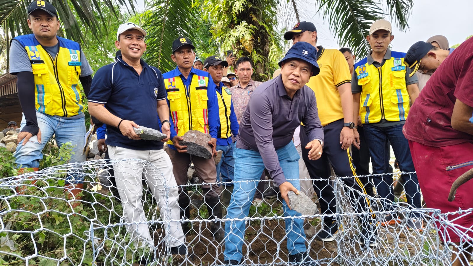 Bupati Lebong Komandoi Gotong Royong Pasang Bronjong Cegah Banjir