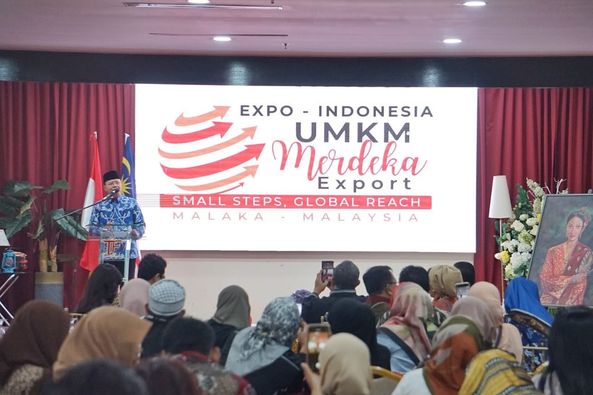 Gubernur Rohidin Berbaur Bersama Pekerja Migran Indonesia