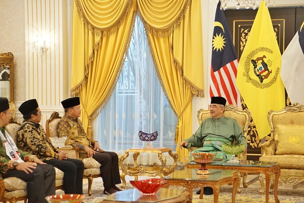 Bengkulu, Rakjat.com - Gubernur Bengkulu Prof Dr H Rohidin Mersyah melakukan lawatan 3 hari ke negeri "Jiran" Malaysia didampingi oleh Pejabat terkait. Adapun beberapa agenda yang akan dihadiri Gubernur diantaranya Hadir di Rumah Dinas Pejabat Yang di-Pertua Negeri Melaka, Tun Seri Setia (Dr) Haji Mohd Ali bin Mohd Rustam. Dalam kesempatan ini, Gubernur Rohidin berharap kedepannya dapat menjalin kerja sama strategis antara Bengkulu, Indonesia dan juga Melaka, Malaysia. Kerja sama ini tentukan untuk diharapkan mampu membantu kesejahteraan masyarakat.