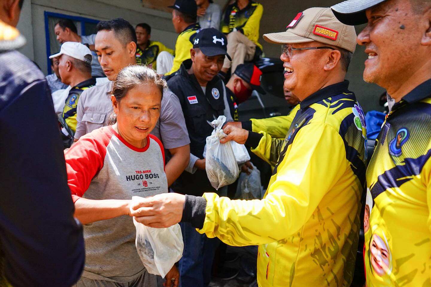 Bengkulu, Rakjat.com - Gubernur Bengkulu Prof Dr H Rohidin Mersyah mengatakan untuk mengelola sumber daya kelautan dan perikanan perlu dipersiapkan sarana dan prasarana serta Sumber Daya Manusia yang handal. Untuk itu, Gubernur Rohidin meminta agar DKP Provinsi, kabupaten/kota untuk menyiapkan program penyediaan alat tangkap yang ramah lingkungan serta pelabuhan tangkapan yang layak untuk nelayan. Bukan itu saja, kata gubernur, juga dibangun pelabuhan di kabupaten Kaur dan Kota Bengkulu, yang dilakukan secara bertahap. Kepala Dinas Kelautan Provinsi Bengkulu Syafriandi mengatakan, pada peringatan Hari Nusantara ini dilaksanakan sinergi untuk wilayah kemaritiman. "Kami ingin menyampaikan kepada masyarakat bahwa alat tangkap kita sudah ramah lingkungan, tidak ada lagi yang melanggar aturan kecuali memang belum mengurus izin kapal." Untuk pembagian ikan gratis kepada masyakarat, jelas Syafriandi, dari DKP Provinsi Bengkulu dan dibantu oleh pengusaha ikan yang ada di Kota Bengkulu dan dibagikan semua kepada masyakarat yang datang.