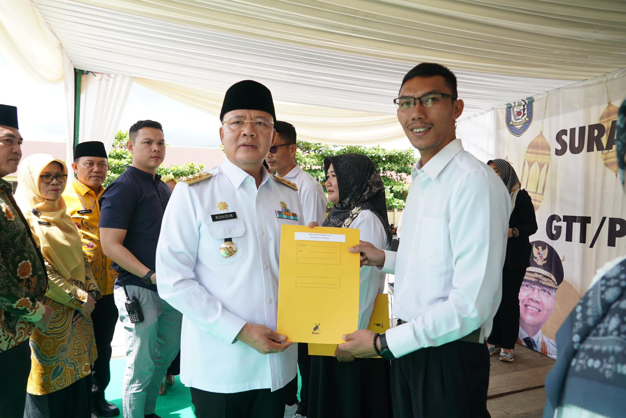 Gubernur Bengkulu Serahkan SK GTT PTT untuk Tiga Kabupaten