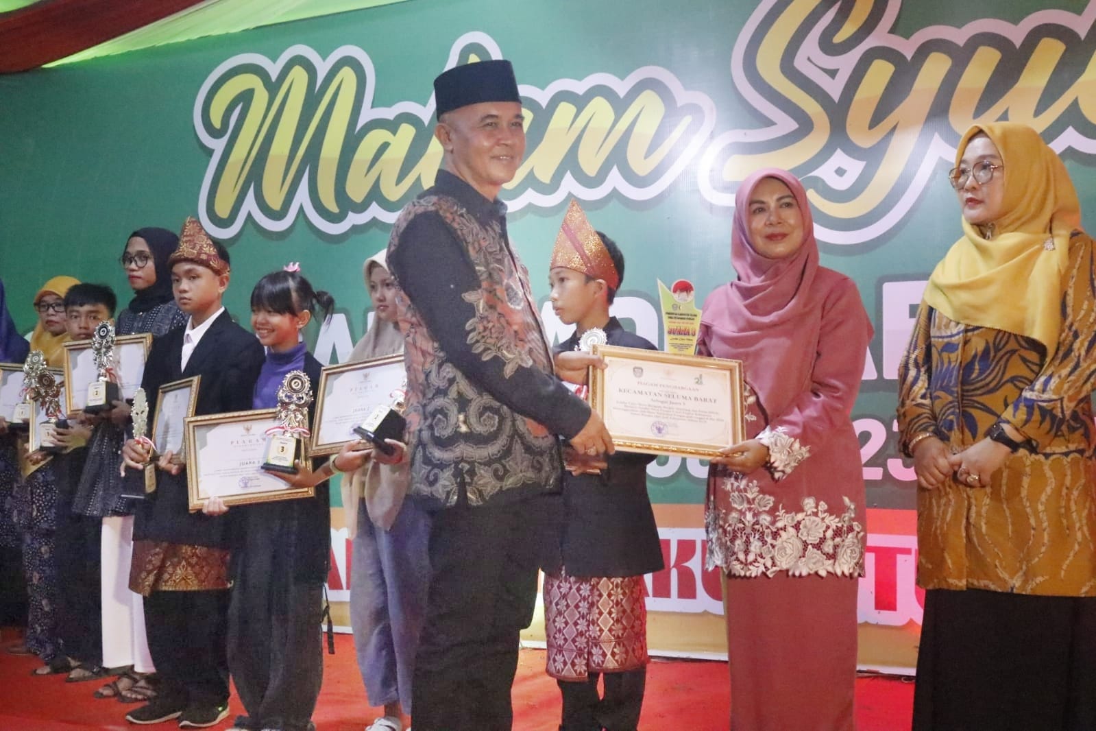 Seluma - Bupati Seluma diwakili Sekretaris Daerah Kabupaten Seluma H. Hadianto, SE, MM, M.Si memotong tumpeng di malam syukuran Hari Jadi ke-21 Kabupaten Seluma tahun 2024, Kamis (23/5/2024) di Alun-Alun Tais . Dihadiri Gubernur Bengkulu diwakili  Staf Ahli Bidang Kemasyarakatan dan SDM Zahirman Aidi, S.Pd, MTPd, Waka 1 DPRD Kabupaten Seluma, Forkopimda, para Asisten, Staf Ahli, pejabat Eselon II dan III, serta tokoh adat, tokoh agama, tokoh pemuda, dan undangan lainnya. Sektretaris Daerah Kabupaten Seluma dalam sambutannya menyampaikan ucapan terimakasih kepada para undangan yang telah hadir dalam acara syukuran ini, "Dalam rangka Hari Jadi ke- 21 Kabupaten Seluma ini, telah banyak terjadi kemajuan dan perubahan dari pembangunan infrastruktur, ekonomi, bahkan wisata". "Semoga Kabupaten Seluma terus melakukan perkembangan dalam hal apapun untuk terciptanya seluma yang maju dan ALAP sesuai dengan tema Majulah Selumaku untuk Indonesia Maju", lanjutnya. Gubernur Bengkulu yang diwakili Staf Ahli Bidang Kemasyarakatan dalam sambutanya mengucapkan selamat kepada seluruh masyarakat Kabupaten Seluma atas Hari Ulang Tahun yang ke-21 dengan tema "Majulah Selumaku untuk Indonesia Maju". "Kabupaten Seluma telah menunjukkan keberhasilan dalam melakukan pembangunan dalam sektor infrastruktur, dan ekonomi. Dalam rangka HUT ke-21 Kabupaten Seluma ini, mari kita sama-sama menjaga dan membangun Kabupaten Seluma yang lebih ALAP lagi", ujarnya. Kemudian dilanjutkan pemberian hadiah kepada para pemenang berbagai lomba yang telah dilaksanakan dalam rangka memeriahkan HUT ke-21 Kabupaten Seluma. 