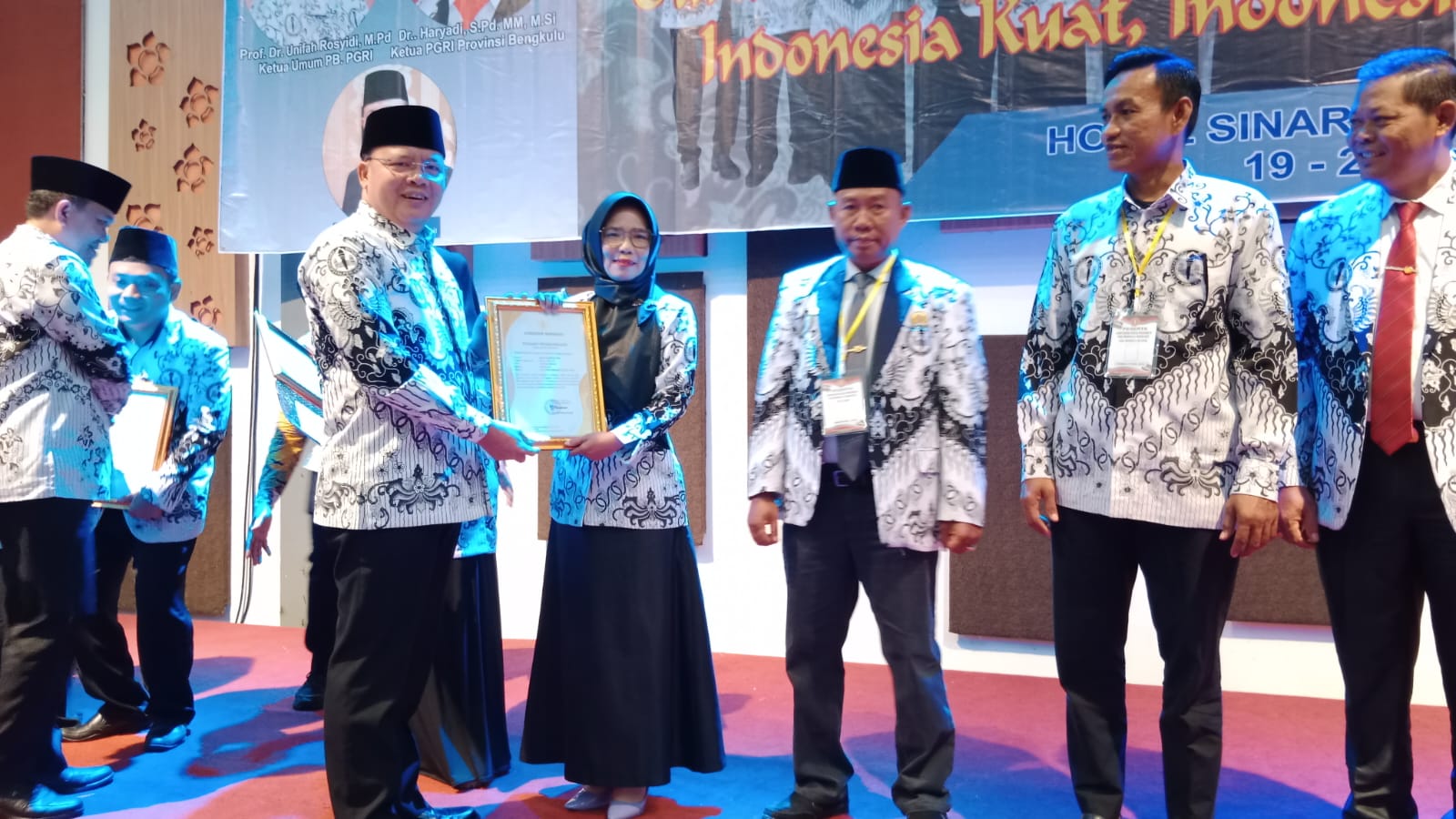 Gubernur Rohidin Hadiri Konferensi Kerja III PGRI