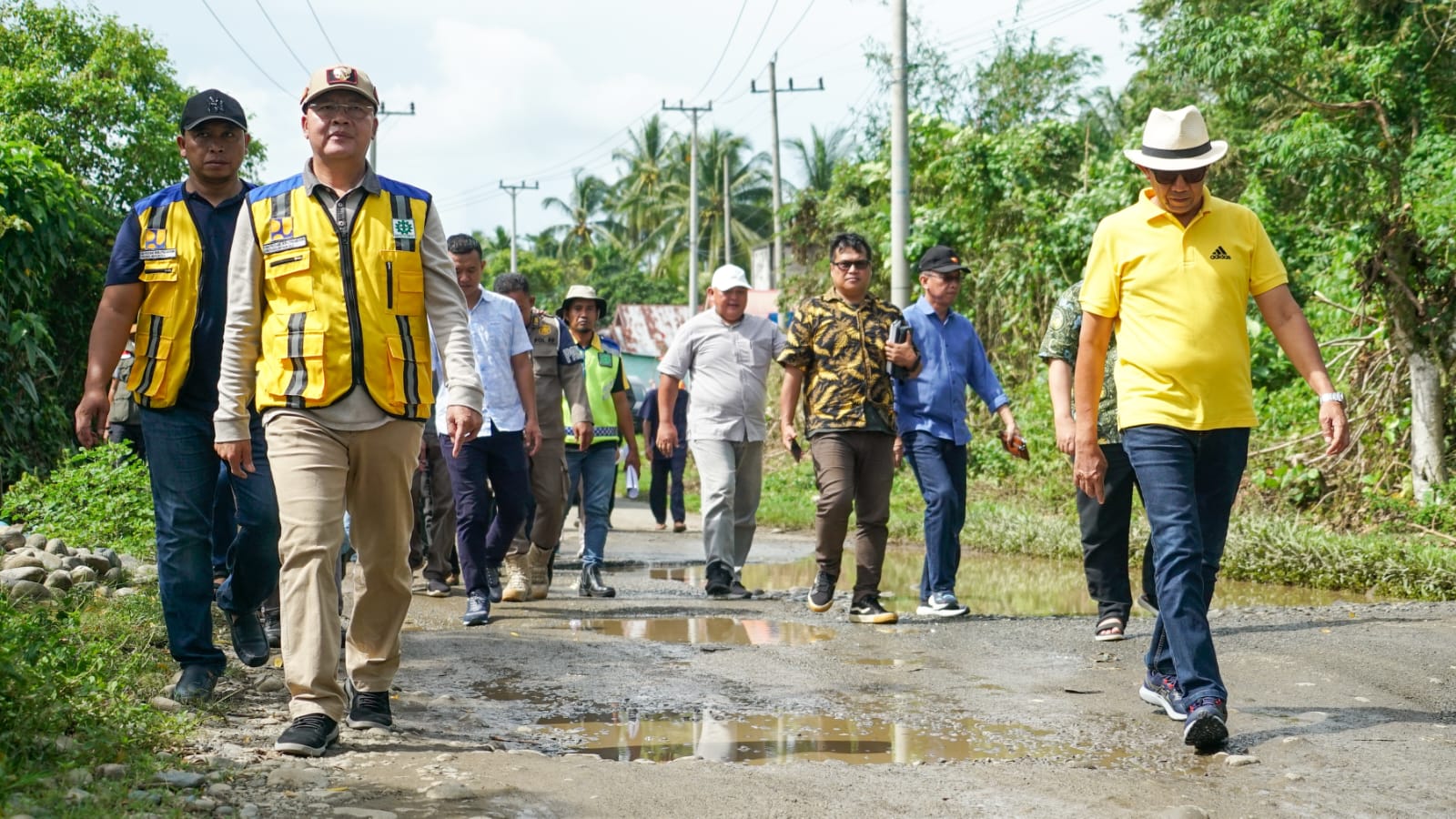 Gubernur Rohidin Tinjau Ruas Jalan di Bengkulu Selatan
