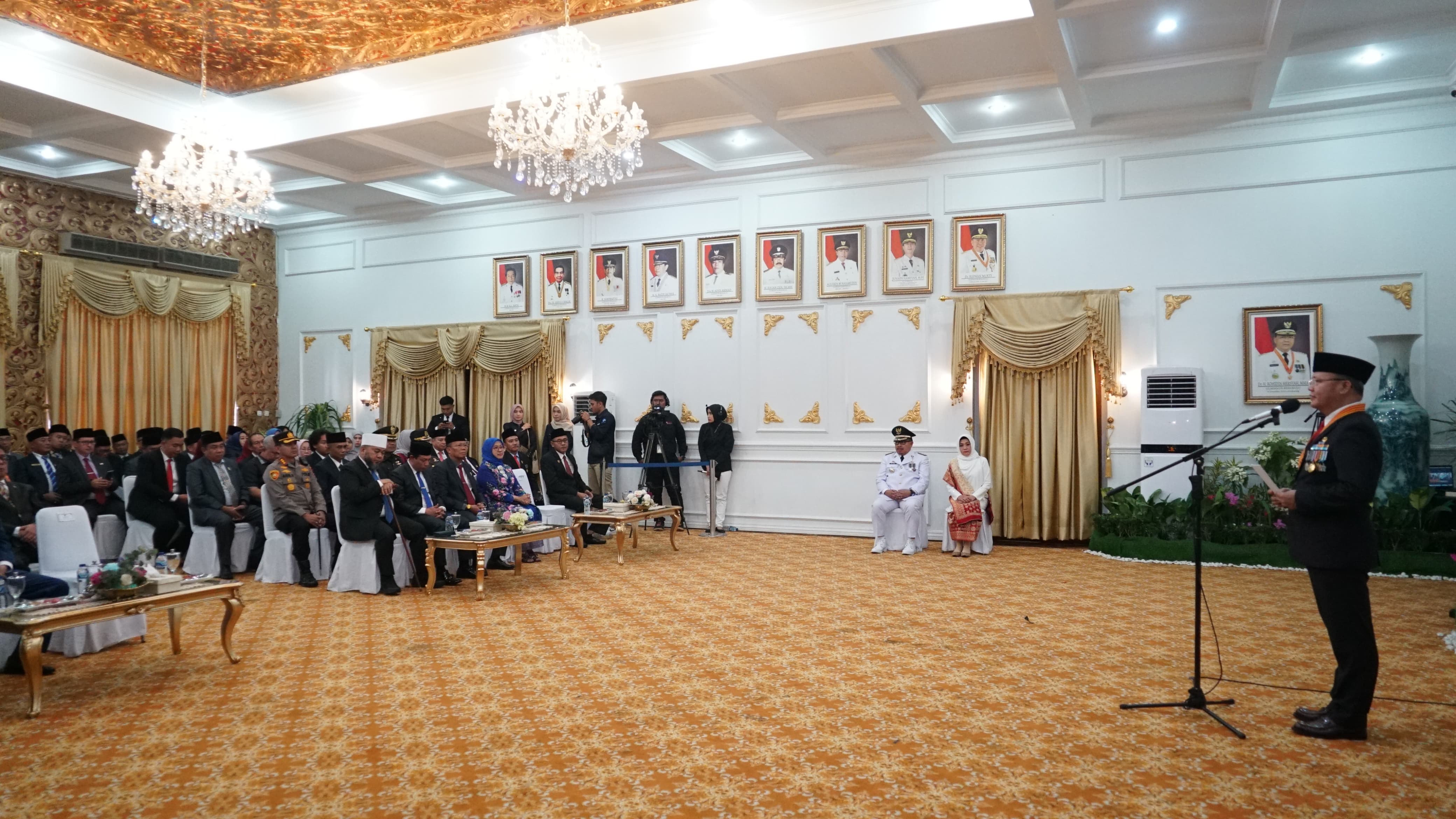 Bengkulu, TuntasOnline.id - Gubernur Bengkulu Rohidin Mersyah resmi melantik Sekretaris Daerah (Sekda) Kota Bengkulu Arif Gunadi sebagai Penjabat (Pj) Wali Kota Bengkulu. Pelantikan dilakukan atas nama Presiden Republik Indonesia sesuai dengan Keputusan Menteri Dalam Negeri.Prosesi pelantikan dilaksanakan di Balai Raya Semarak Bengkulu. Dalam arahannya Gubernur Rohidin berpesan agar menjaga amanah yang diberikan oleh pemerintah dan masyarakat Bengkulu. Lanjut Rohidin, membutuhkan kesungguhan dan keikhlasan dalam menjalankan amanah dalam memimpin Kota Bengkulu, yang mana Kota Bengkulu menjadi center point dari provinsi, atau teras terdepan Provinsi Bengkulu. "Bapak menjadi orang terpilih untuk mengemban amanah ini, kita yakin di pundak saudara kelayakan itu ada, selamat menjalankan tugas, mudah-mudahan dimudahkan semua urusan dalam menjalankan tugas dan memberikan kebaikan serta keberkahan bagi Kota Bengkulu dan masyarakat Bengkulu," pesan Gubernur Rohidin. Selain itu, Gubernur juga mengingatkan akan kolaborasi dalam menjaga kondusifitas daerah menjelang Pemilihan Umum tahun 2024 yang akan datang. Tidak hanya oleh Pj. Wali Kota Bengkulu juga Kepala Daerah mulai dari Gubernur, Bupati-Bupati, hingga Forkopimda juga seluruh masyarakat Provinsi Bengkulu. "Kolaborasi, kebersamaan, komunikasi itu menjadi sangat penting, agenda Pilkada Serentak di seluruh wilayah Provinsi, ada 38 Provinsi di wilayah Indonesia dan lebih dari 500 kabupaten/kota di Indonesia," ungkap Gubernur Rohidin. Gubernur dalam kesempatan ini juga memberikan apresiasi kepada Wali Kota dan Wakil Wali Kota periode 2018 - 2023, Helmi Hasan dan Dedy Wahyudi atas dedikasi yang telah diberikan dalam memimpin Kota Bengkulu. "Atas nama pemerintah dan masyarakat Bengkulu kita mengucapkan terima kasih kepada pak Helmi dan pak Dedy, Wali Kota dan Wakil Wali Kota Bengkulu periode 2018 - 2023, atas dedikasi semangat pengabdiannya telah memimpin Bengkulu selama 5 tahun dan berakhir hari ini," apresiasi Gubernur. t Sementara itu Pj. Wali Kota Bengkulu yang baru saja dilantik Arif Gunadi mengutarakan siap untuk mengemban amanah menjadi Pj. Wali Kota Bengkulu. "Ini merupakan amanah karena sebagai Pj. Wali Kota tanggung jawabnya ke Allah SWT, tentu amanah ini akan kita laksanakan dengan sebaik-baiknya dan semampu kita sesuai dengan peraturan dan perundangan-undangan yang berlaku," ungkap Arif Gunadi. Terkait dengan pesan Gubernur Bengkulu terkait dengan kesiapan dalam menjaga kondusifitas jelang Pemilihan Umum 2024, Arif mengutarakan siap berkolaborasi bersama semua unsur dalam menyukseskan Pilkada 2024. "Kita sudah siapkan nanti berkoordinasi dengan KPU, Bawaslu, TNI, Polri, semua unsur masyarakat berkaitan dengan anggaran maupun program-programnya akan kita siapkan untuk menyukseskan Pilkada," jelas Arif. Anggota DPRD Provinsi Bengkulu Sumardi yang hadir dalam kesempatan tersebut berharap agar Pj Walikota Bengkulu dapat memberikan kontribusi terbaiknya dalam menjalankan amanah, karena sinergi dan kerjasama harus terjalin dengan solid.