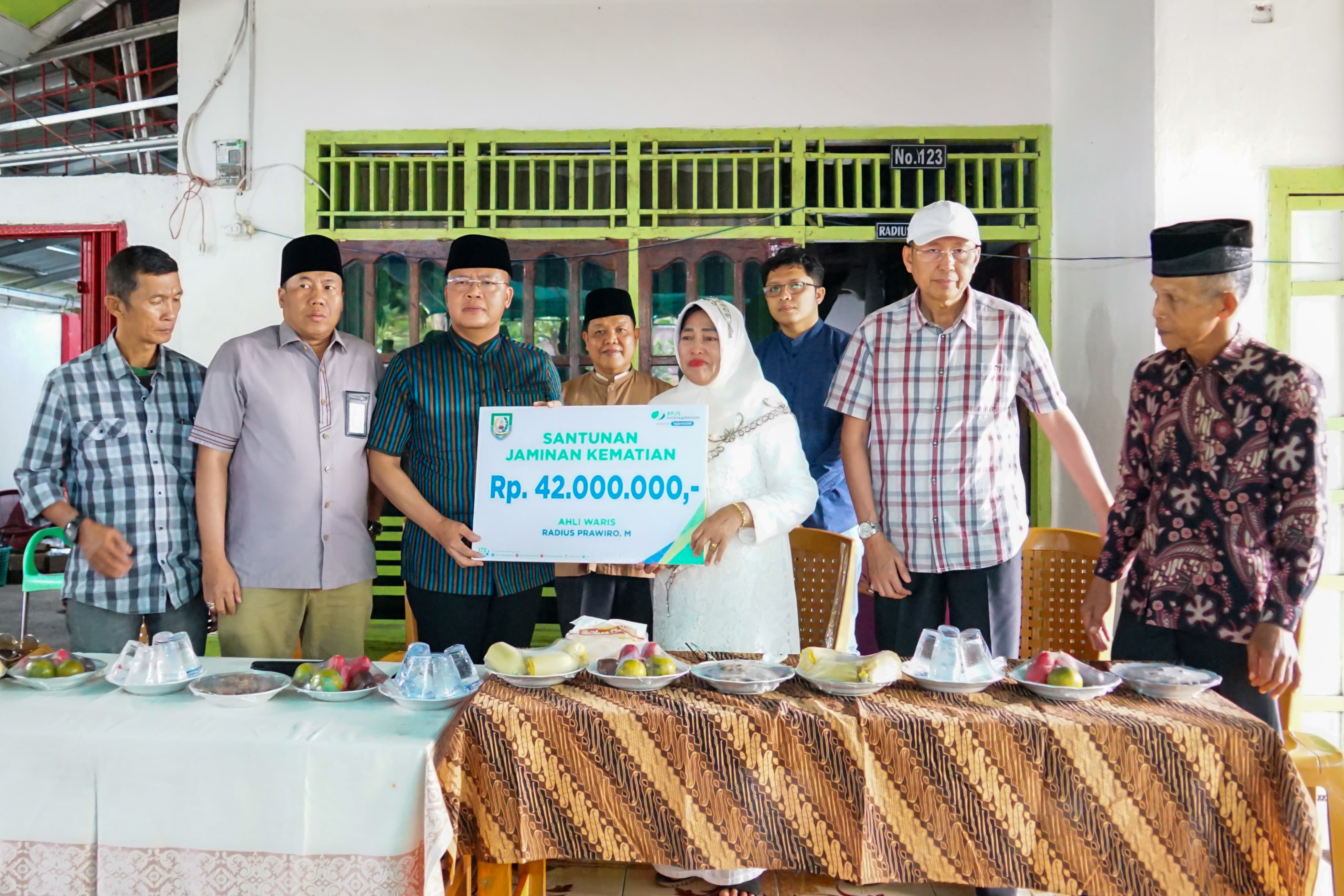 Gubernur Rohidin Berikan Santunan TKSK Kecamatan Kedurang