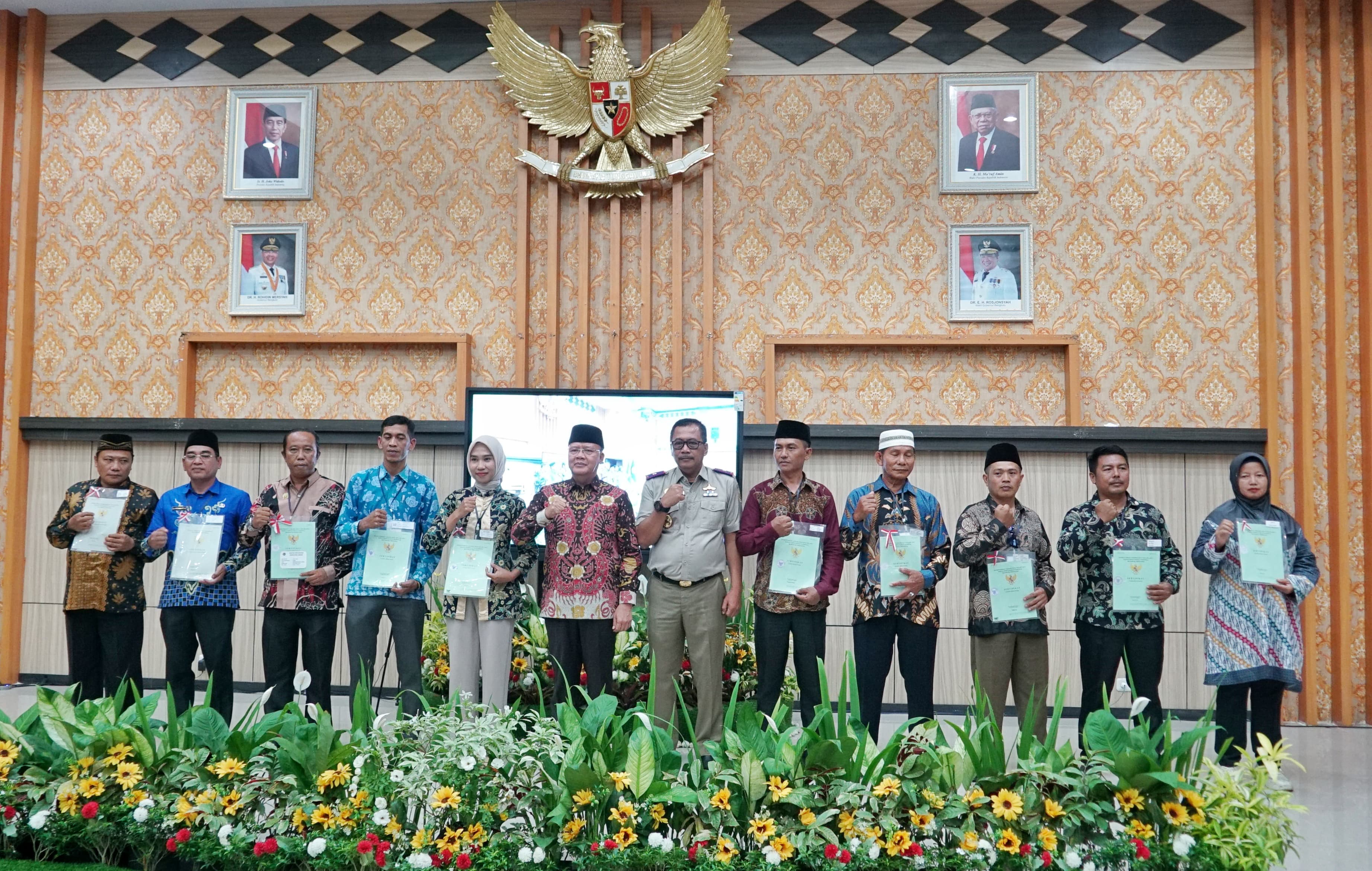 Gubernur Rohidin Mersyah menyerahkan 200 Sertipikat Tanah Kegiatan PTSL Tahun Anggaran 2023 di Lingkungan Kanwil BPN Prov Bengkulu di ruang Pola Pemda Provinsi Bengkulu, Senin (4/11). Pada kegiatan tersebut juga dilaksanakan launching Sertipikat Elektronik oleh Presiden RI secara virtual. Menurut Gubernur Rohidin, pembagian sertipikat tanah ini adalah Program Strategis Nasional (PSN) yang dilakukan secara nasional hingga tingkat desa secara serentak yang merupakan salah satu program reforma agraria. “Ini merupakan kebijakan Presiden RI secara langsung berjenjang melalui Kementerian ATR/BPN yang diteruskan ke Gubernur, Bupati, Walikota sampai ke Camat dan Lurah/Desa salah satunya dengan program reforma agraria. Ini adalah program yang paling riil dirasakan masyarakat yaitu pensertifikatan lahan,” ujar gubernur. Lebih lanjut, program pensertifikatan melalui Pendaftaran Tanah Sistematis Lengkap (PTSL) sangatlah dirasakan manfaatnya bagi masyarakat khususnya di daerah. Gubernur Rohidin mengimbau agar Pemerintah kabupaten/kota dapat menganggarkan sesuai kemampuan APBD masing-masing untuk alokasi penertiban PTSL. Hal ini guna menekan adanya konflik akibat sengketa agraria. “Kemarin saya sudah dua kali mengeluarkan surat edaran, agar dalam teknis pelaksanaannya tidak ada hambatan di lapangan. Termasuk terkait BPHTB (Bea Perolehan Hak atas Tanah dan Bangunan) kita sudah sepakati untuk bisa di-nol-kan,” tambah gubernur. Sementara itu, Kepala Kantor Wilayah Badan Pertanahan Nasional (Kanwil BPN) Provinsi Bengkulu, Indera Imanuddin mengatakan pemberian sertifikat tanah tersebut bertujuan agar pemegang hak, baik masyarakat secara pribadi maupun pemerintah memiliki kepastian hukum atas tanah yang dimiliki, terutama bagi masyarakat sehingga dapat diberdayakan untuk mendorong peningkatan perekonomian. Upaya tersebut dilaksanakan oleh Kementerian Agraria dan Tata Ruang/BPN melalui Proyek Strategis Nasional (PSN) yang terdiri dari beberapa program antara lain Pendaftaran Tanah Sistematis Lengkap (PTSL), Redistribusi (Redis) Tanah, dan Sertipikasi Aset Pemerintah Daerah. “Pembagian PTSL kepada masyarakat tahun ini, dibagikan sampai akhir tahun sebanyak 16.030 bidang saat ini sudah terealisasi kisaran 85 persen. Nanti 100 persen diperkirakan selesai ditambah program Redis sekitar 1.700 bidang jadi semua sekitar 17.700 bidang yang akan diserahkan,” jelas Indera. Lanjutnya, untuk luas estimasi seluruh bidang tanah di Provinsi Bengkulu adalah 1.991.933 hektar, sementara itu luas wilayah Kawasan Hutan dan Konservasi Perairan adalah 924.518 hektar atau sebesar 46 persen. Dengan demikian, kurang lebih 54 persen wilayah yang ada atau sebesar 1.067.415 hektar merupakan Areal Penggunaan Lain (APL). “Dari wilayah APL tesebut sebesar 155.074 hektar sudah dimanfaatkan sebagai HGU, sehingga terdapat 912.341 hektar atau 85 persen dari wilayah APL dapat dijadikan area kegiatan pendaftaran tanah, baik melalui kegiatan PTSL, Redistribusi Tanah, Sertipikasi Aset Daerah, maupun kegiatan lainnya," pungkasnya. Hingga tahun 2023, telah terdapat 654.474 hektar tanah yang sudah terdaftar atau sebesar 61 persen dari wilayah APL sehingga diharapkannya program tersebut juga mendapat dukungan dari Pemerintah Daerah untuk mensukseskan percepatan sertipikasi tanah.
