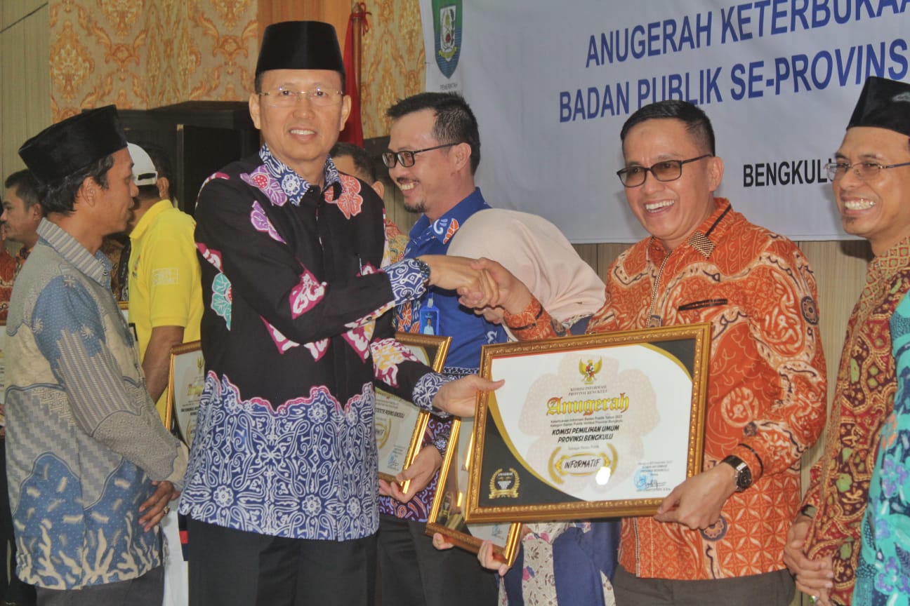 Sekda Isnan Serahkan Anugerah Keterbukaan Informasi Publik