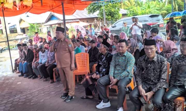 SELUMA - Bupati Seluma Erwin Octavian beserta rombongan melaksanakan kegiatan Sapa, sekaligus mendengar aspirasi warga di Desa Tenangan Kecamatan Seluma Timur. Sebelum melakukan kegiatan sapa warga, dilakukan penyerahan bantuan sembako kepada para lansia dari BAZNAS dan pembagian KIS dan makanan siap saji untuk anak-anak. Bupati Seluma Erwin Octavia menyampaikan, kegiatan sapa warga ini bertujuan untuk menyerap aspirasi masyarakat demi pembangunan di Kabupaten Seluma. "Kami harap masyarakat dapat memberikan aspirasi atau masukan untuk pembangunan desa sehingga Kabupaten Seluma semakin ALAP," Erwin Octavian (3/2). Erwin juga menambahkan, apa yang sudah di sampaikan masyarakat akan menjadi catatan pemkab Seluma dan akan dibahas dalam rancangan program di tahun 2024. "Insyaallah apa yang sudah di sampaikan oleh warga, akan kita bahas dalam program di tahun 2024" tutupnya. (ADV)