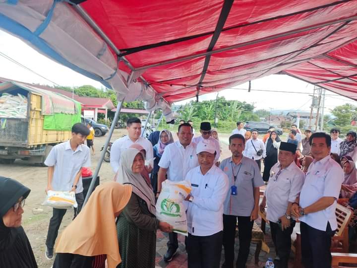 Bupati Seluma Salurkan Bantuan Beras untuk 16.070 KPM