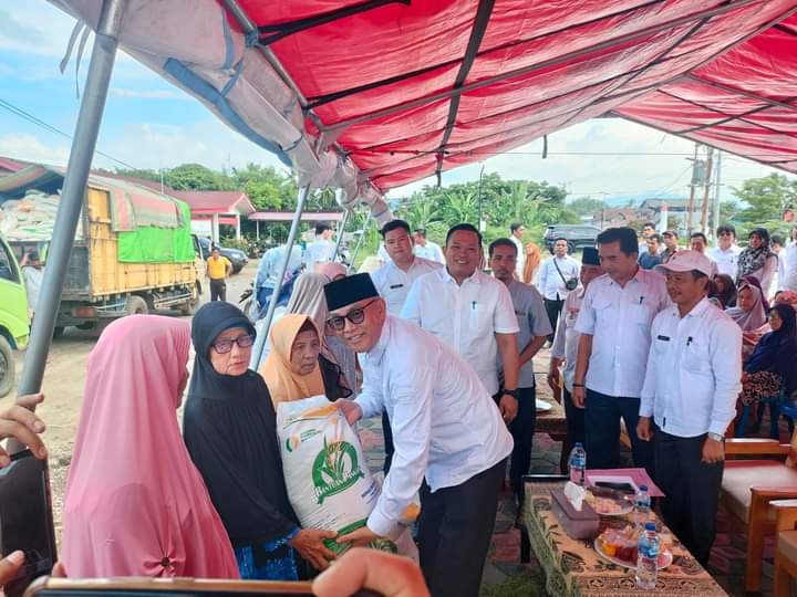 Bupati Seluma Salurkan Bantuan Beras untuk 16.070 KPM