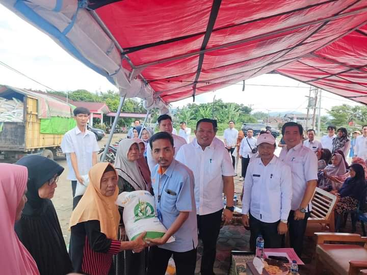 Bupati Seluma Salurkan Bantuan Beras untuk 16.070 KPM