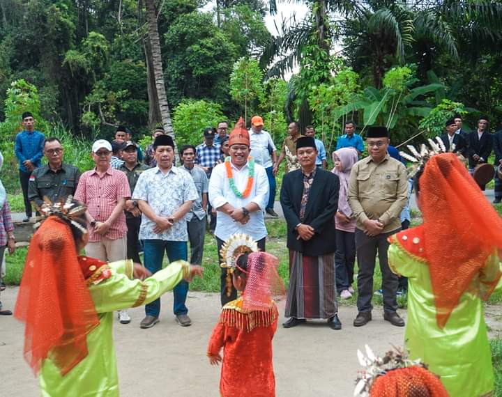 Bupati Seluma dan Sekda Warga Desa Napal Melintang