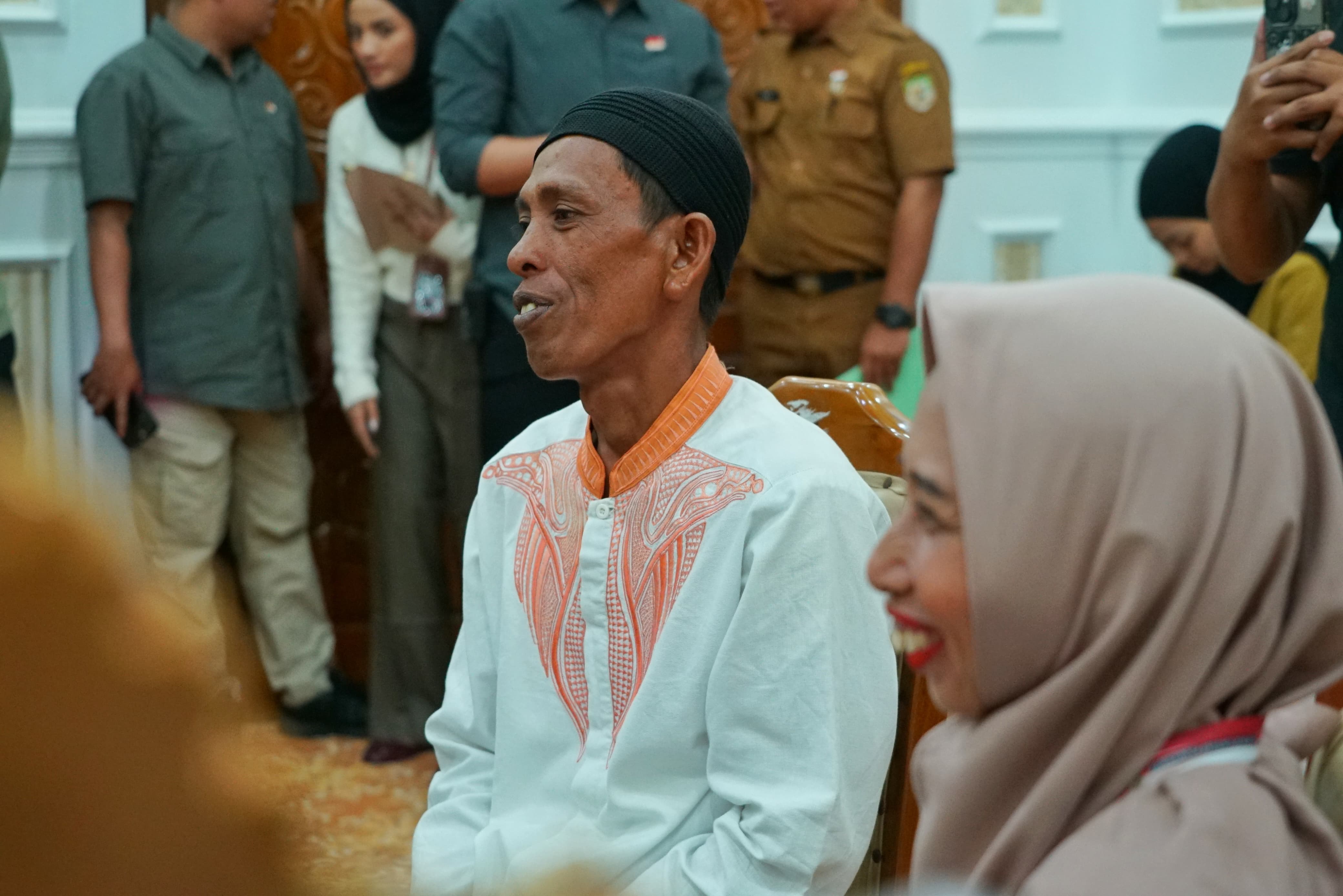 Nelayan Si Penyelamat Terima Hadiah dari Gubernur