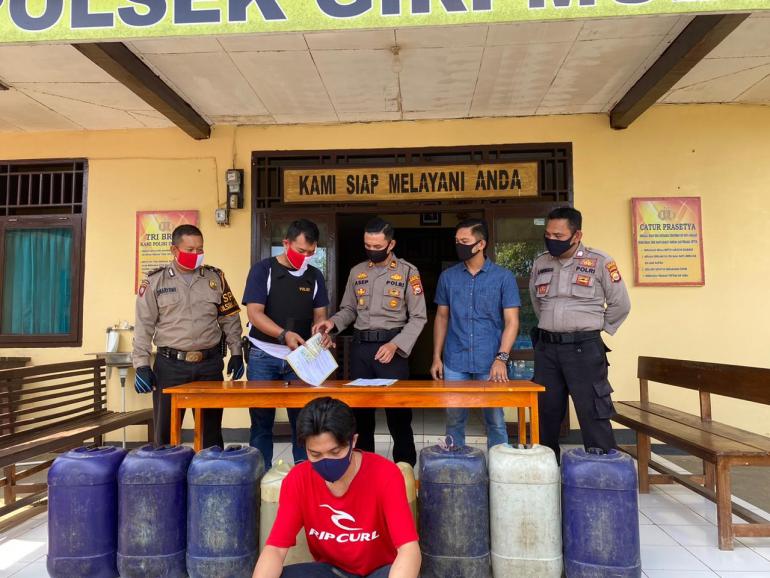 Tampak Terduga  Pelaku diamankan Polsek Giri Mulya