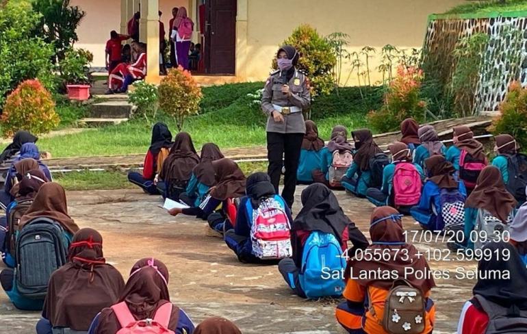 Polres Seluma Himbau Pelajar Lengkapi Kelengkapan Berkendara dan Gunakan Masker