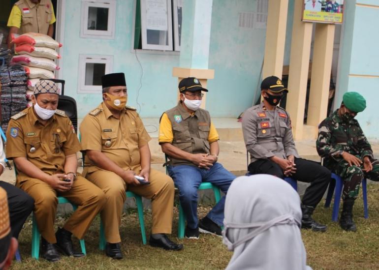 Staf Ahli Gubernur Sumarno, serta Kadis Kominfotik Provinsi Bengkulu Jaduliwan yang turun langsung kelokasi guna menyalurkan bantuanny