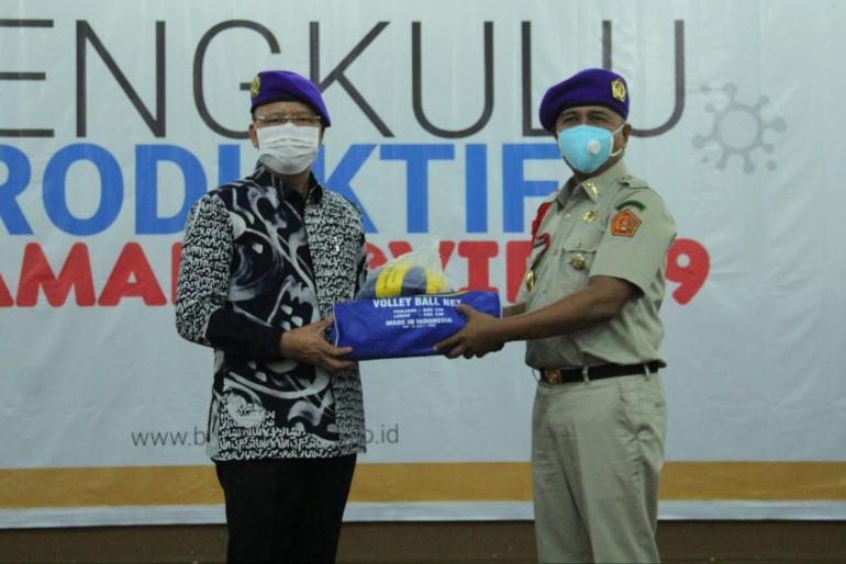 Gubernur Rohidin menyerahkan dukungan perlengkapan sarana olahraga Volly, berupa Net, Bola Volly