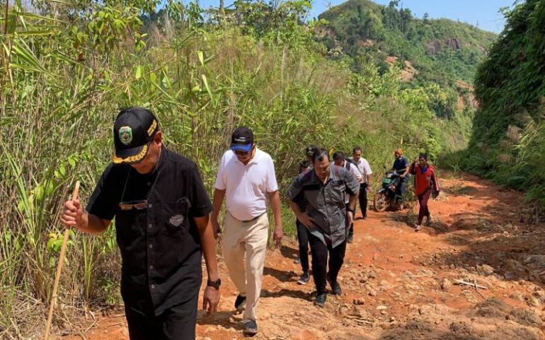 Plt Kepala Dinas PUBM TR Sumsel Darma Budhy bersama tim meninjau pembangunan jalan akses Sumsel//Bengkulu. istimewa