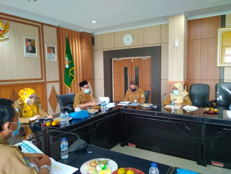 Tampak Asisten II bidang Perekonomian dan Pembangunan, Yuliswani Memimpin Rapat