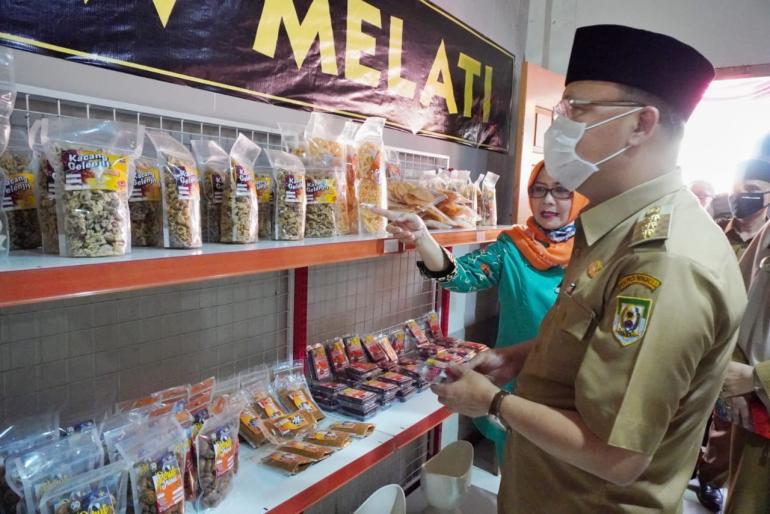 Tampak gubernur Bnegkulu Rohidin Mersyah saat meresmikan Sentra Oleh-oleh