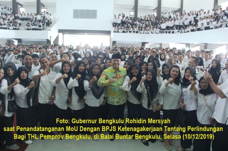 Foto: Gubernur Bengkulu Rohidin Mersyah saat Penandatanganan MoU Dengan BPJS Ketenagakerjaan Tentang Perlindungan Bagi THL Pemprov Bengkulu, di Balai Buntar Bengkulu, Selasa (10/12/2019)