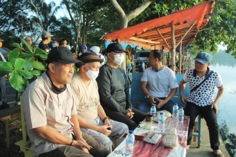 Tampak Gubernur Bengkulu Rohidin Mersyah Meninjau Danau Dendam