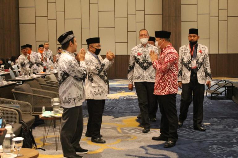 Gubernur Hadiri Undangan PGRI