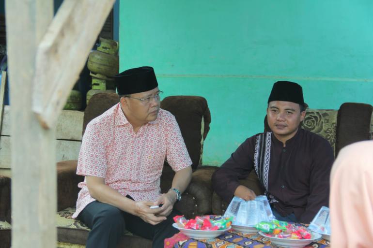 Gubernur Bengkulu Rohidin Mersyah saat Mengunjungi Kediaman Sapto Wardoyo beserta Istri