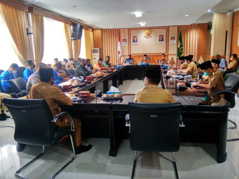 Rapat yang dipimpin Sekretaris Daerah Provinsi Bengkulu Hamka Sabri ini dihadiri langsung oleh Direktur Pembinaan Peserta Pendidikan Debiddikpimkatnas Lemhanas RI Laksma TNI Budi Kalimantoro