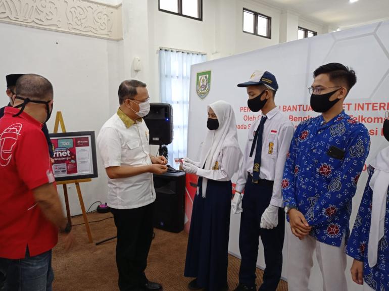 Gubernur Bengkulu Rohidin Mersyah Serahkan Bantuan 