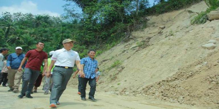 Gubernur (Non Aktif) Dr H Rohidin Mersyah saat meninjau jalan