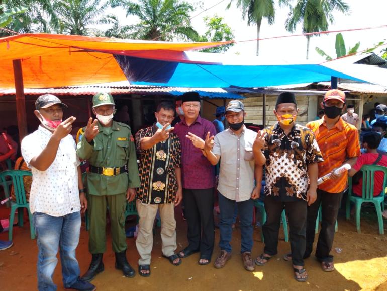 Cagub Rohidin Foto Bersama dengan Masyarakat