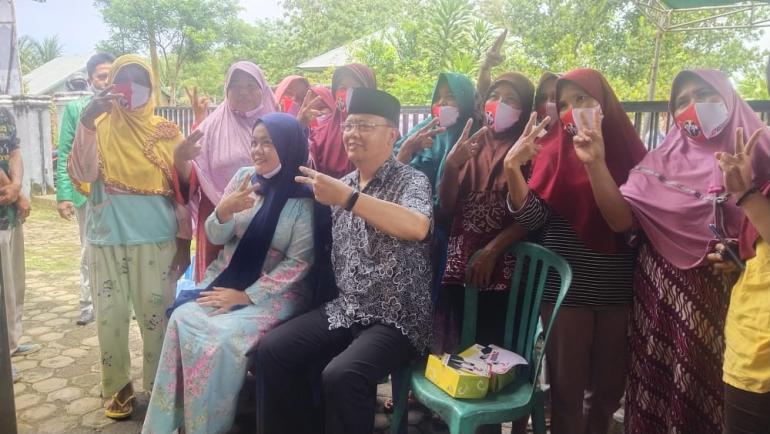 Foto bersama Rohidin Mersyah