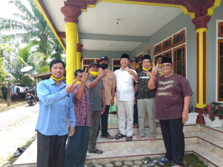 Foto bersama Rohidin Mersyah