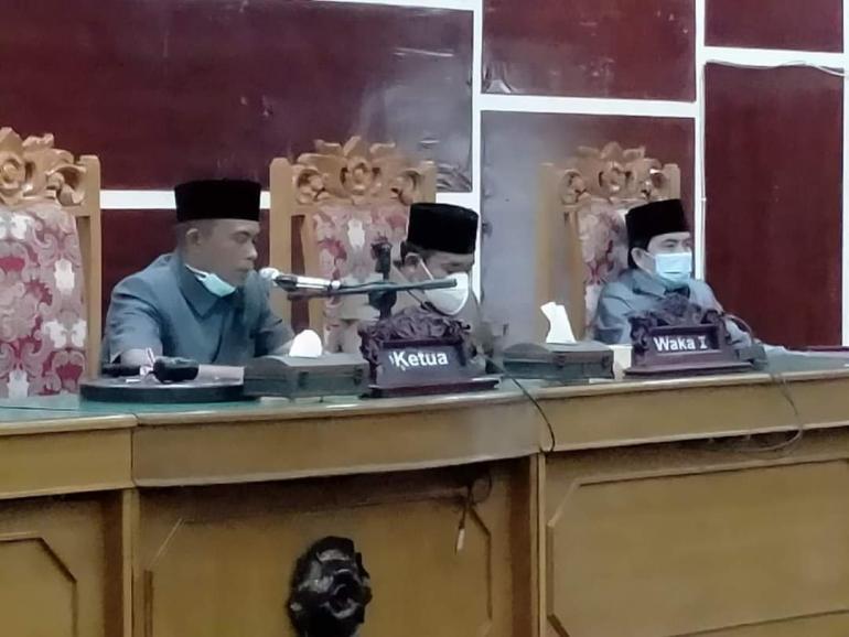 Tampak Ketua DPRD kota Bengkulu Memimpin Jalannya Rapat
