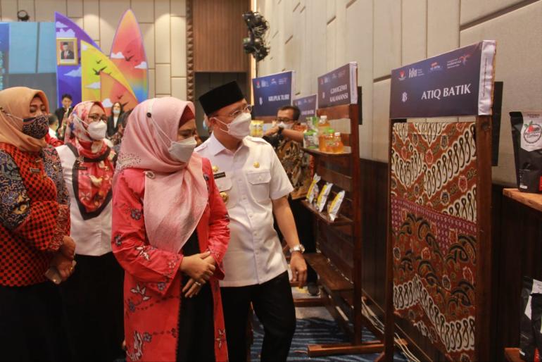 Gubernur Bengkulu Rohidin Mersyah Beserta Istri