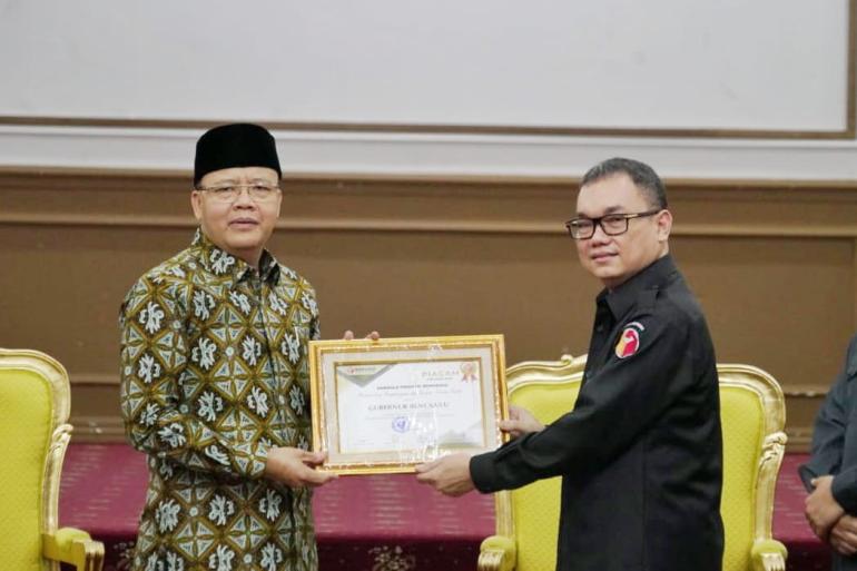 Gubernur Rohidin Terima Piagam Apresiasi dari Bawaslu Provinsi Bengkulu