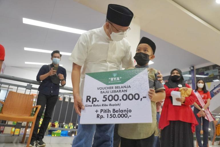 Foto bersama Rohidin Mersyah