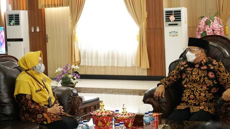 Bengkulu, TuntasOnline.com – Kepala Lembaga Penyiaran Publik Radio Republik Indonesia (LPP RRI) Bengkulu Neny Afrantiny audiensi dengan Gubernur Bengkulu Rohidin Mersyah pada Jumat, (18/6/2021) . Dalam audiensi itu, selain Kepsta RRI Bengkulu Neny memperkenalkan diri sampai diamanah ke Bengkulu. Dengan didampingi Kepala Bidang Siaran, Heny Sulistiawaty, Kepala Bidang Layanan Pengembangan Usaha, Antony, dan Kepala Bidang Pemberitaan Dudi Kespta RRI Bengkulu Neny diterima Gubernur Rohidin di ruang kerjanya. 