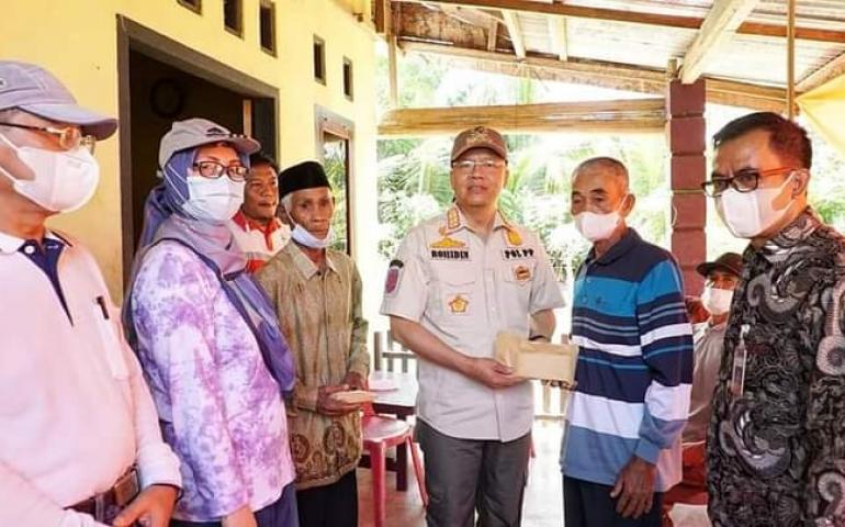 Gubernur Rohidin Serahkan Bantuan Bedah Rumah