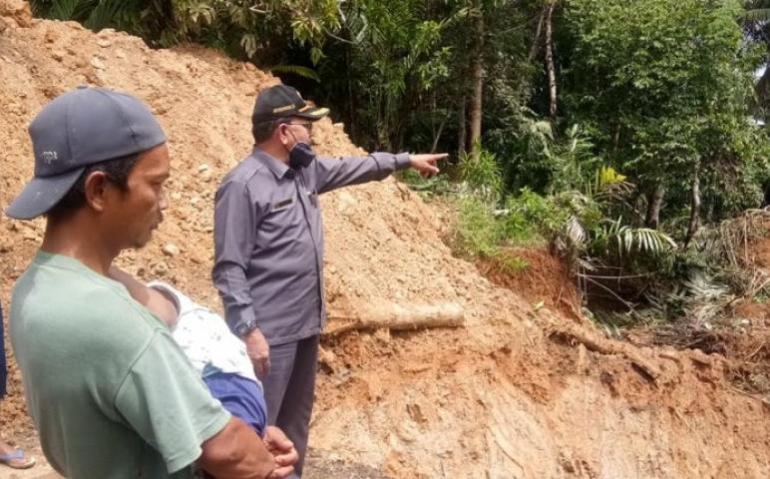 Tinjau Jembatan Rusak Ketua Komisi I Tengahi Aspirasi Masyarakat