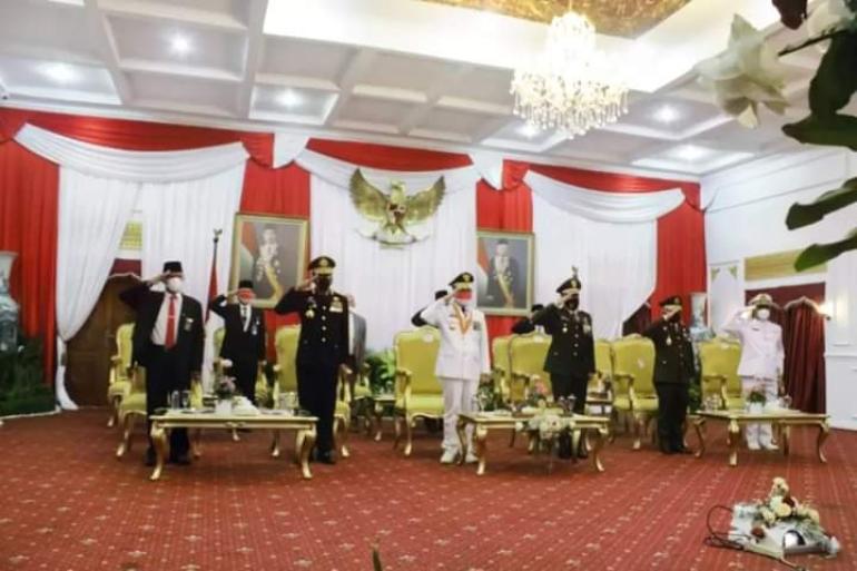 Gubernur Rohidin Ikuti Upacara Penurunan Bendera di Istana Secara Virtual