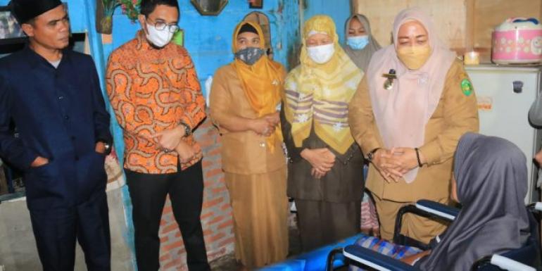 Komisi I Ikut Turun Salurkan Bantuan dari Dinsos kepada Warga yang Membutuhkan