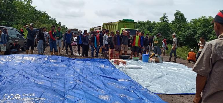 Masyarakat Gelar Aksi Pemblokiran Jalan Lintas Servo