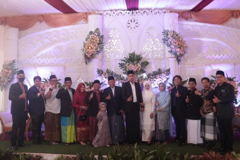 Foto Bersama Pada Pernikahan Putra Rektor UIN