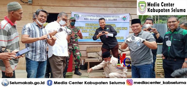 Bupati Seluma Lakukan Peletakan Batu Pertama Rumah Layak Huni Di Desa Cahaya Negri