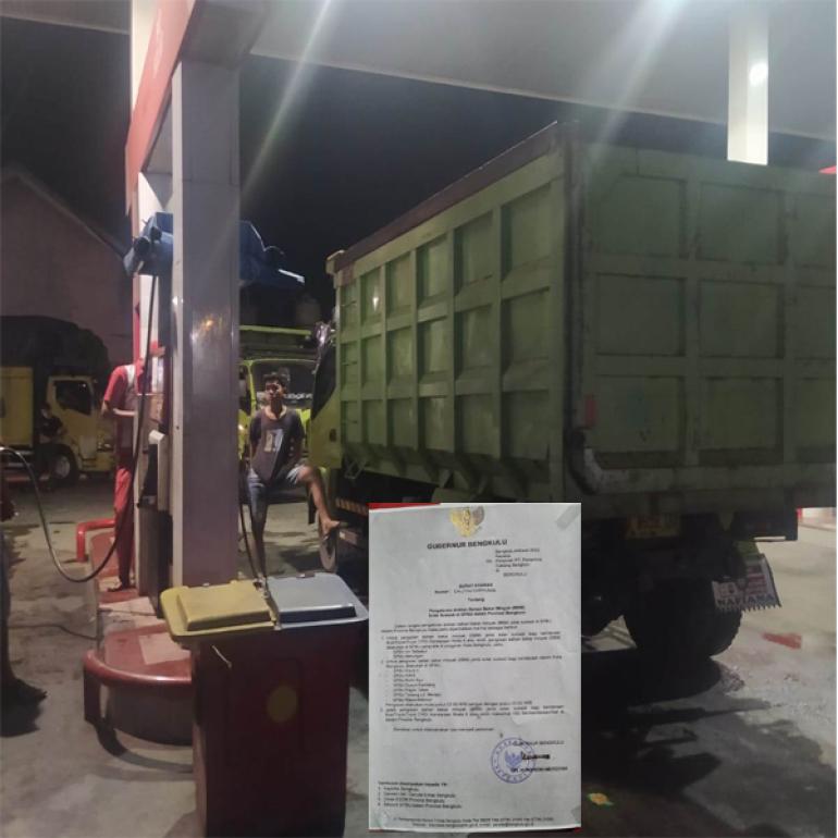 Tampak Mobil truk sedang mengisi BBM Solar Subsidi